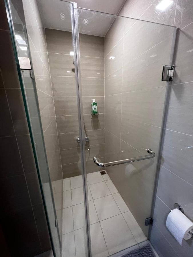 1 Bedroom Uptown Bgc Across Uptown Mall Manila Dış mekan fotoğraf