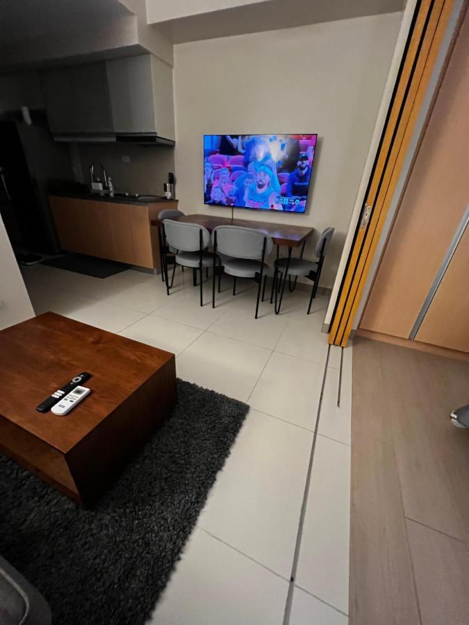 1 Bedroom Uptown Bgc Across Uptown Mall Manila Dış mekan fotoğraf