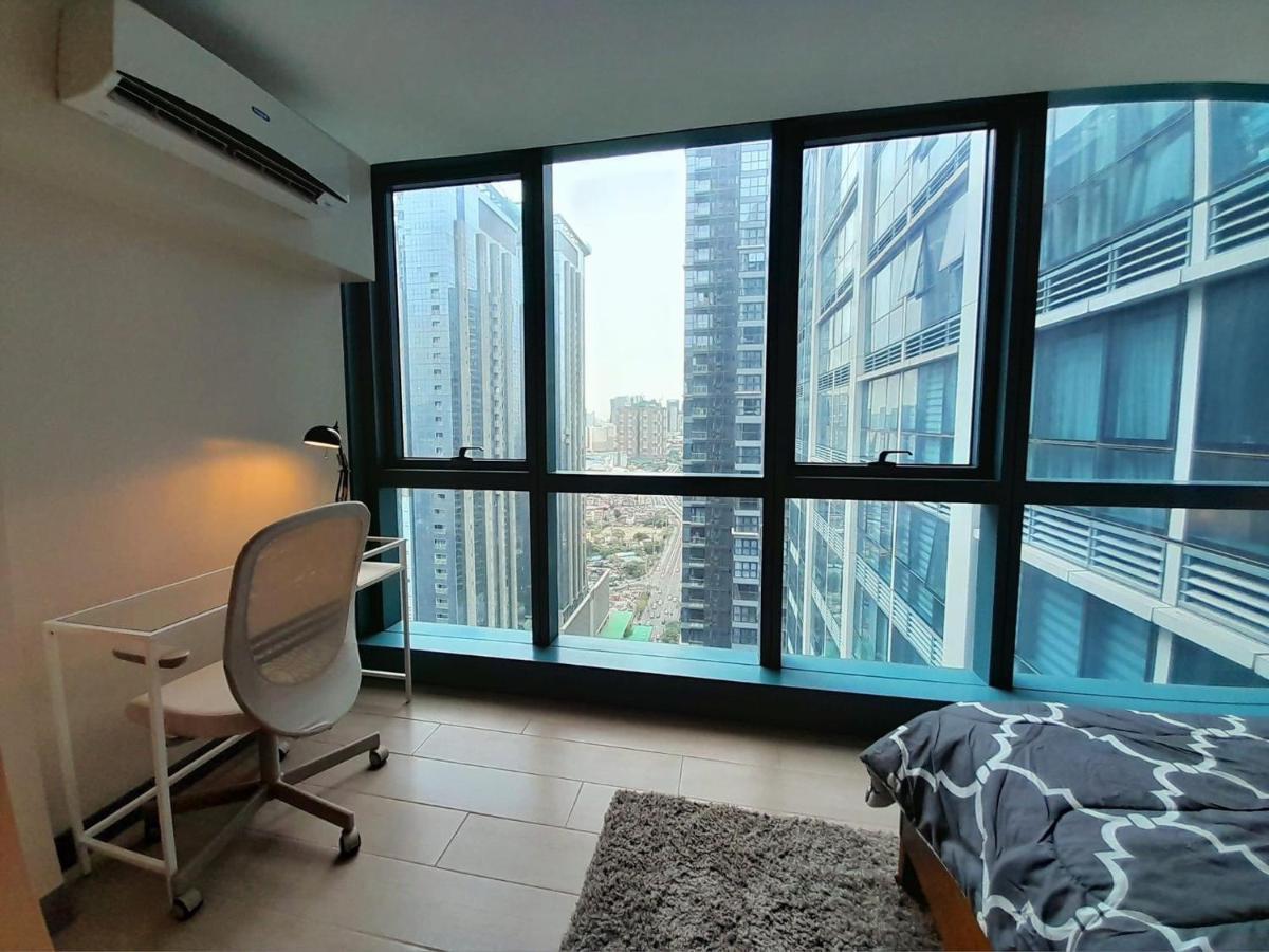 1 Bedroom Uptown Bgc Across Uptown Mall Manila Dış mekan fotoğraf